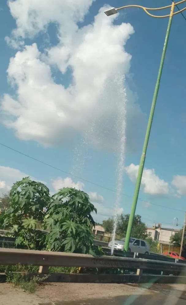 El robo de una válvula provocó una gran pérdida de agua en Lomas de