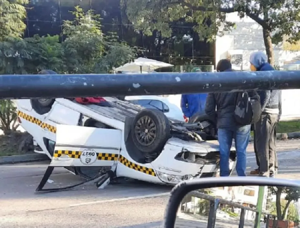 Accidente frente al Parque 9 de Julio, un taxi chocó a dos autos que ...