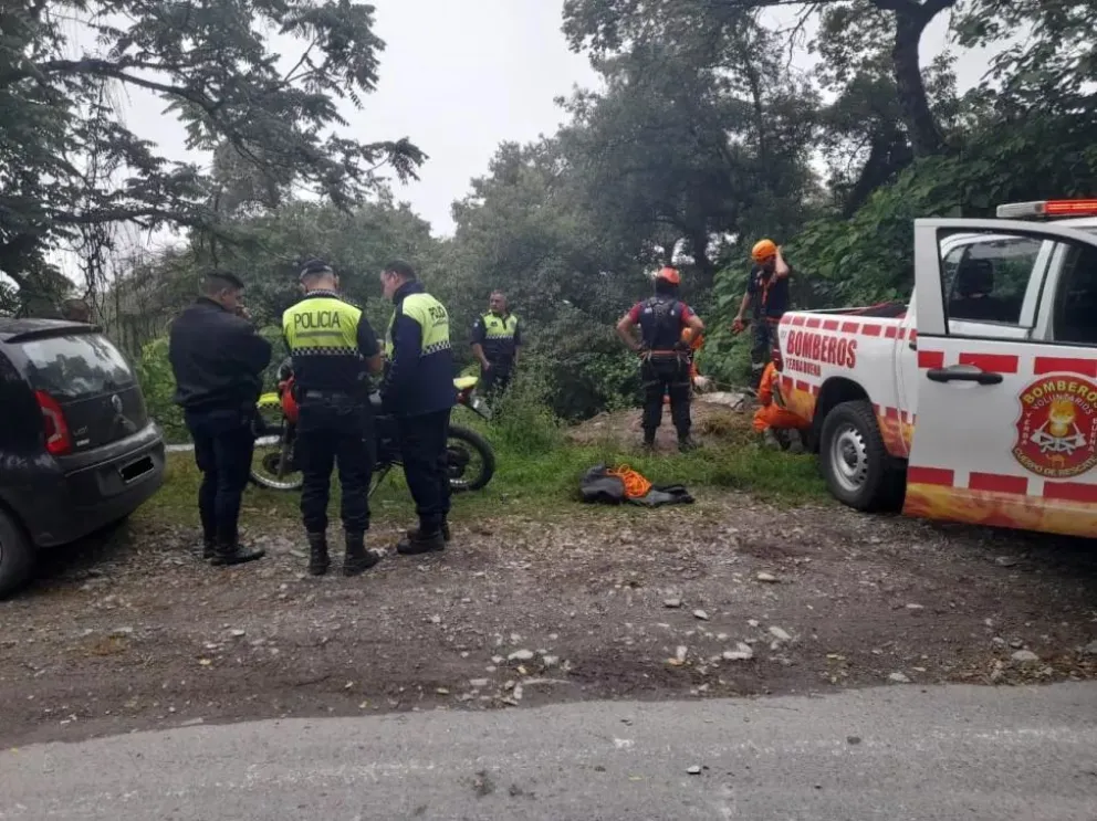 Cerro San Javier: Tuvieron que rescatar a los padres del joven que se accidentó en su auto