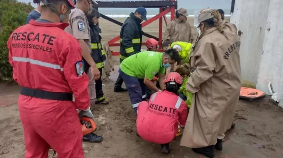 Mar del Plata: un fuerte viento voló una sombrilla y la clavó en la pierna de su dueño