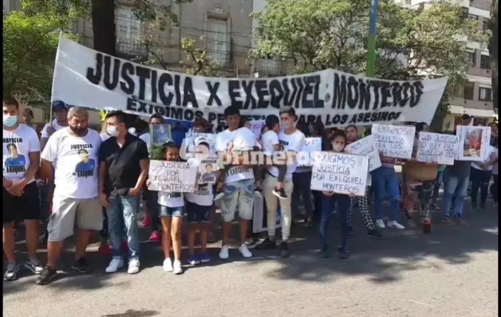 Familiares y amigos de Exequiel Monteros protestas frente a Tribunales