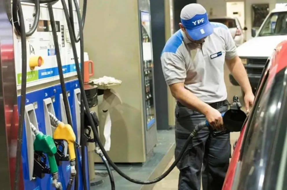 Los precios de los combustibles podrían subir junto con el ajuste de tarifas de luz y gas