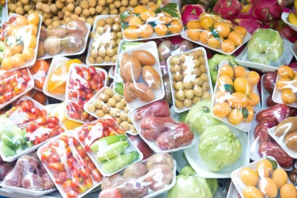 Francia dice adiós a la venta de frutas y verduras empacadas en plástico