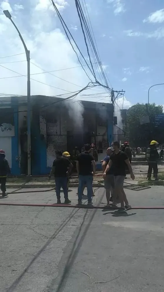 Video |  Bomberos controlaron el fuego en Avenida Belgrano y Sargento Cabral
