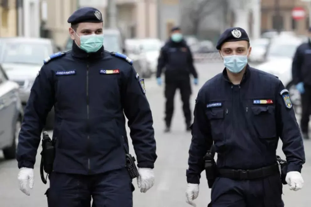 Rumania multará con más de 500 dólares a quienes lleven mascarillas textiles