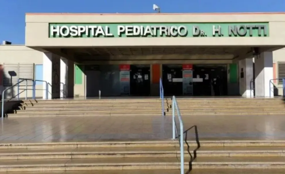 Mendoza: el nene hallado junto a dos cadáveres en un hotel espera la llegada de su madre