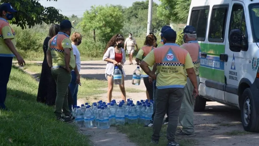 Por fallas en el suministro, entregan agua potable a vecinos de distintos barrios de la Capital