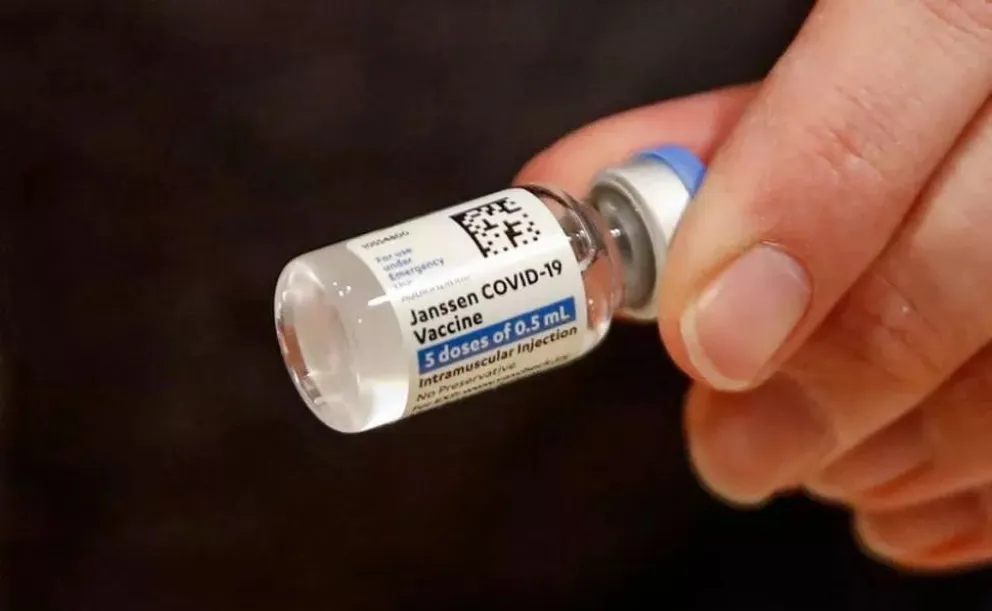 La vacuna Johnson & Johnson recibe advertencia adicional sobre un efecto secundario inusual