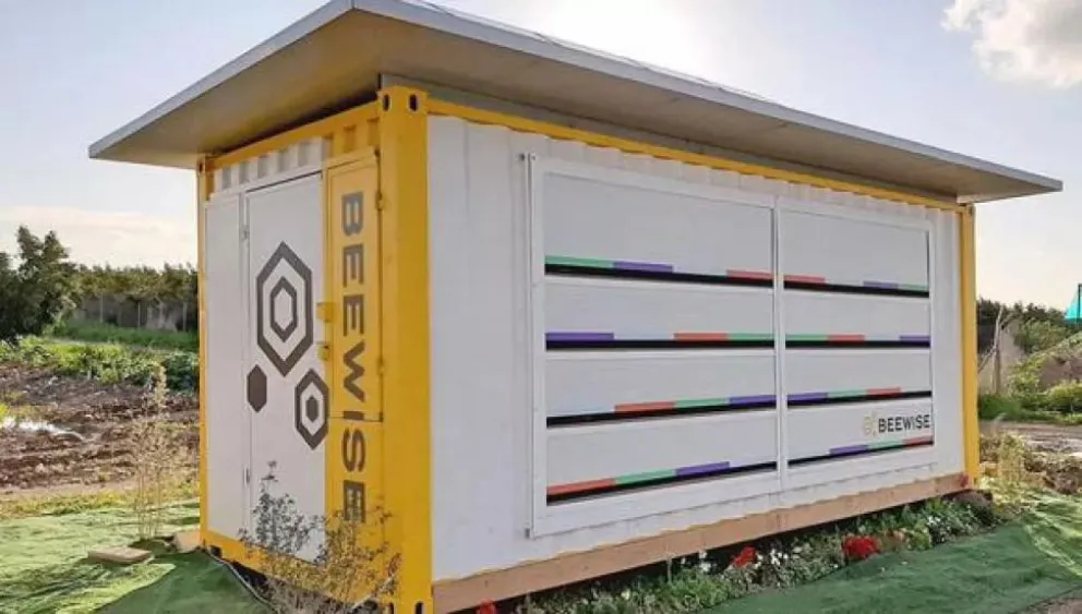 Una empresa israelí creó una colmena robótica que les da refugio a las abejas y monitorea su salud