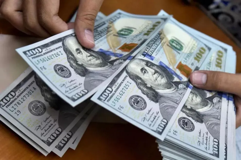 Dólar hoy: la cotización libre llegó a los $200 y alcanzó un nuevo récord