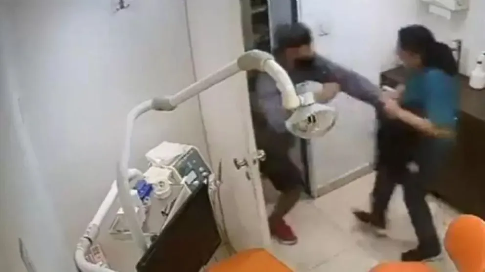 Un ladrón quiso robarle la mochila a una empleada y la desfiguró a golpes