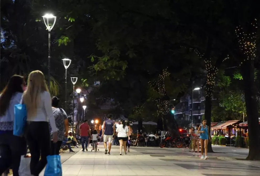 La plaza Urquiza se ilumina con 100 modernos artefactos LED