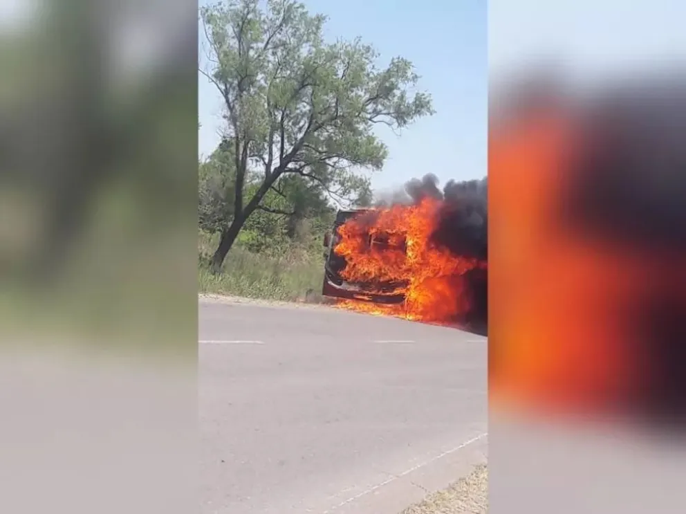 Video | Se incendio un colectivo sobre ruta 306 en Leales