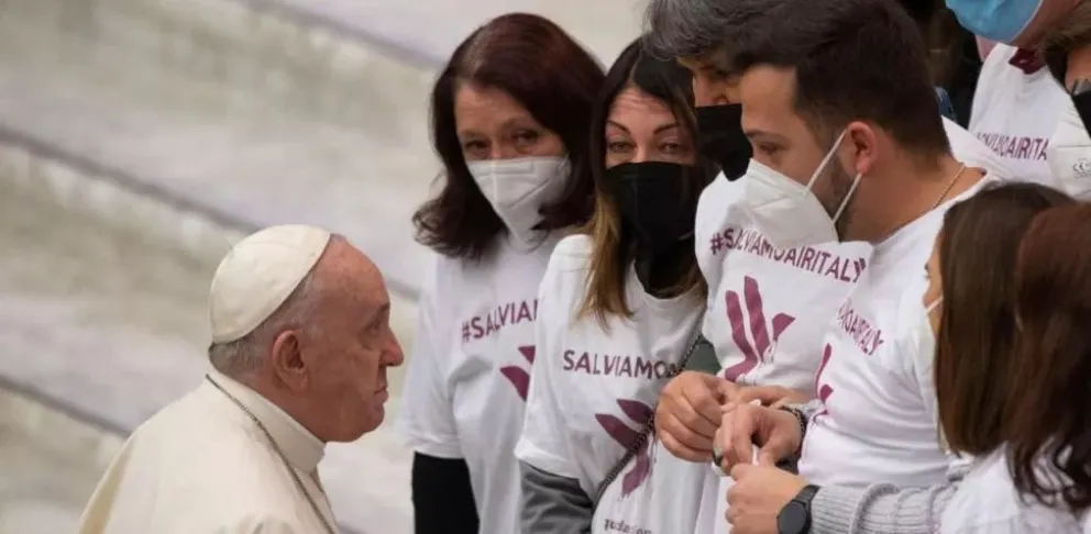 El Papa Francisco disipa temores de contagio de covid