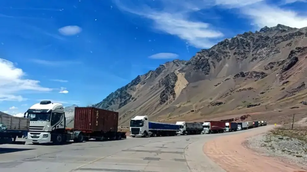 preocupacion-por-los-tres-mil-camiones-varados-en-la-frontera-con-chile-20220126-1304030