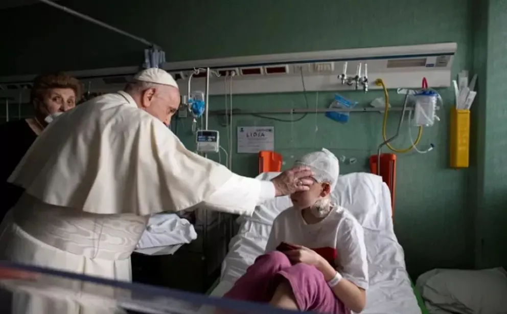 El Papa visitó este sábado un hospital donde son atendidos los niños que huyeron de Ucrania.