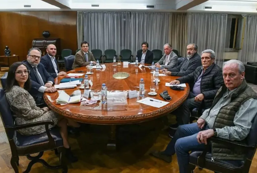 El ministro Guzmán encabezó el encuentro con representantes de la UIA y la CGT.