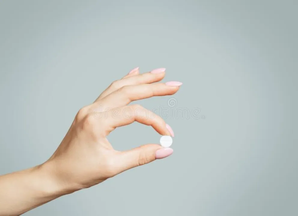 mano-femenina-que-contiene-una-pastilla-blanca-redonda-o-vitamina-p%C3%ADldora-162918596