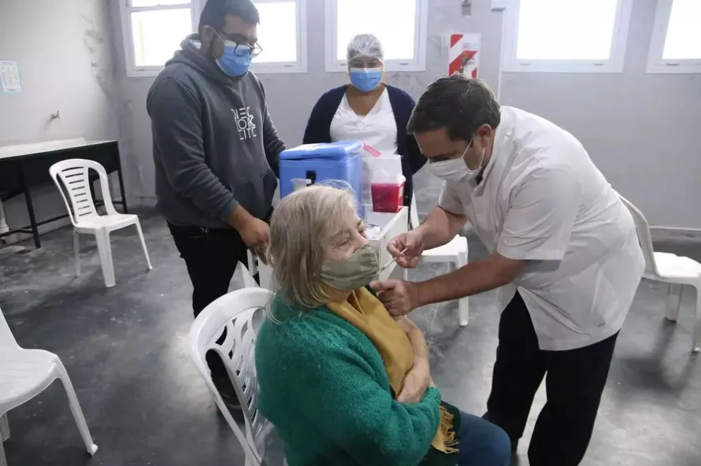 Medina Ruiz instó a la comunidad a completar el esquema de vacunación contra el coronavirus.