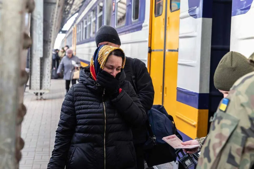 una-mujer-llora-mientras-los-soldados-ucranianos-comprueban-su-pasaporte-antes-de-subir-al-tren-haci