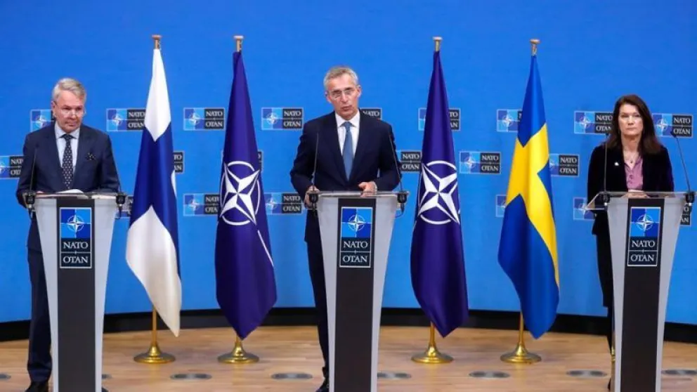 El-ministro-de-Asuntos-Exteriores-de-Finlandia-Pekka-Haavisto-el-secretario-general-de-la-OTAN-Jens-