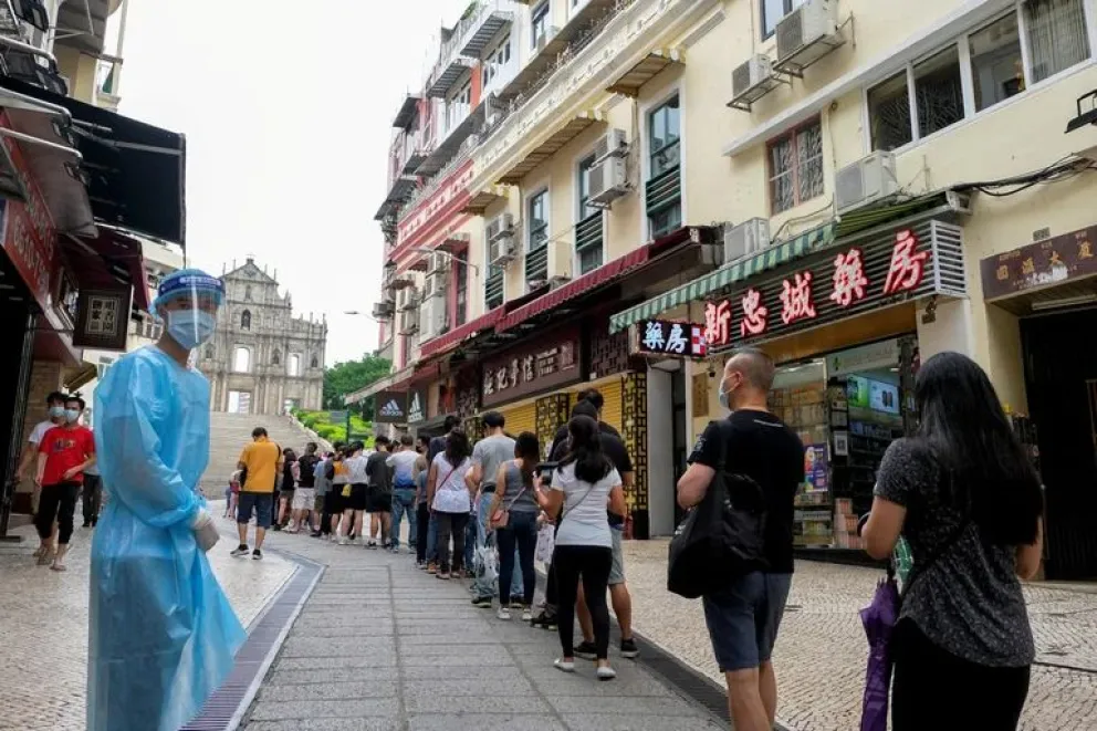 Personas hacen fila para testearse en China a casi tres años de iniciada la pandemia