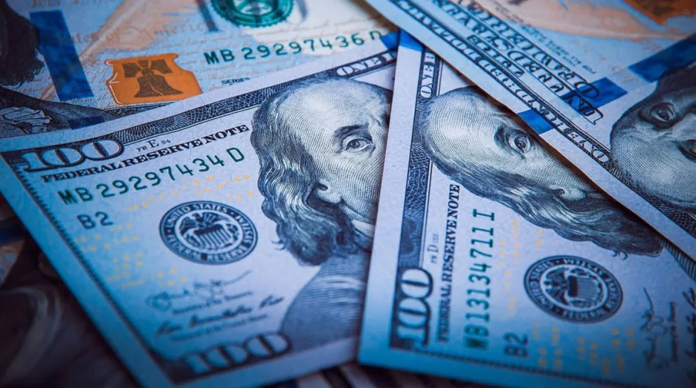 La nueva disparada del dólar blue, que este jueves cerró a $337, sigue abaratando el costo de vida para los turistas que
