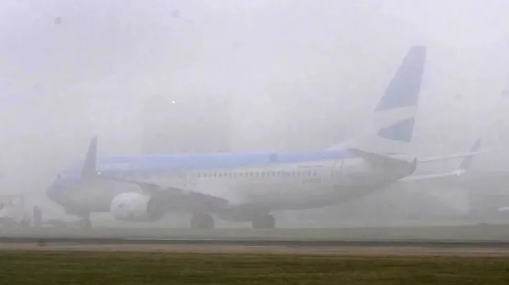 La niebla complicó el normal funcionamiento de los aeropuertos en Buenos Aires.