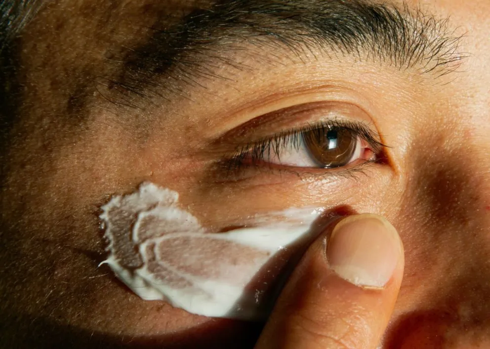 Ya sea crema de ojos o crema facial, hay que mirar qué productos contienen para saber si son eficaces contra las arrugas