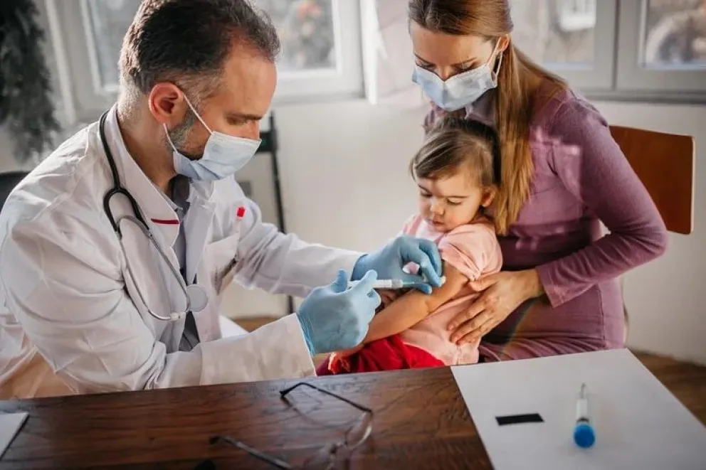 Un niño que se recuperó recientemente de COVID-19 puede esperar hasta tres meses para vacunarse