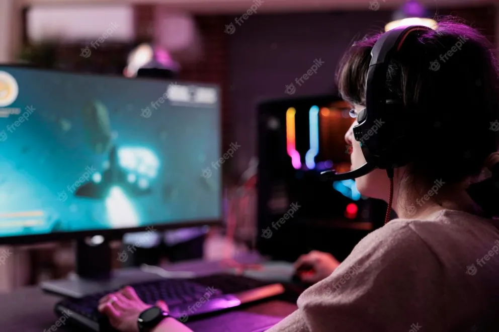 joven-streamer-jugando-videojuegos-linea-transmision-vivo-usando-computadora-luces-neon-sala-estar-j