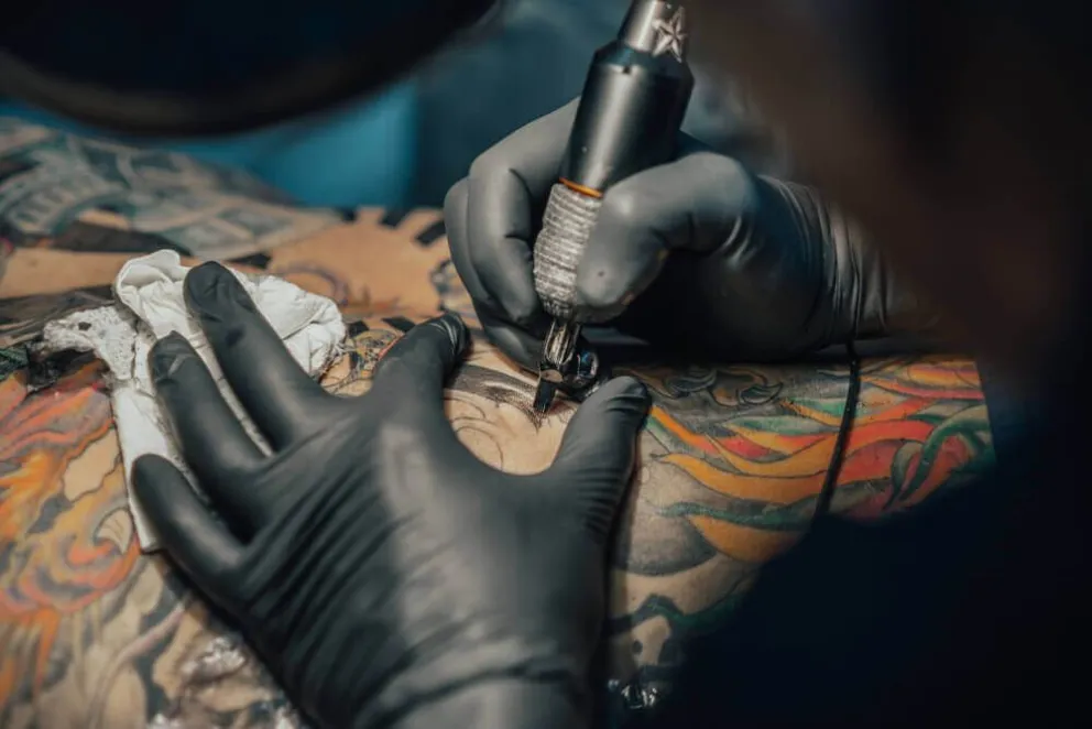 tatuador-haciendo-tatuaje