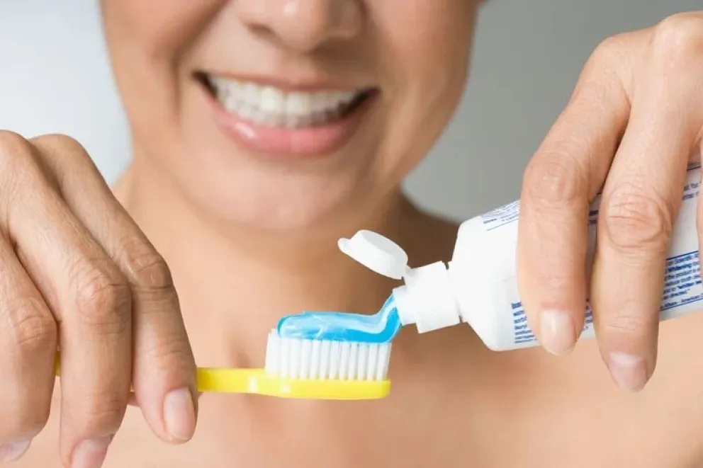 Los expertos recomiendan cambiar el cepillo de dientes (o el cabezal del mismo) cada tres o cuatro meses 