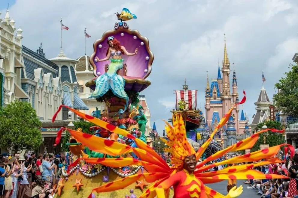 El "Disney Festival of Fantasy Parade" en Magic Kingdom, el desfile regresó al parque en marzo de 2022, después de una a