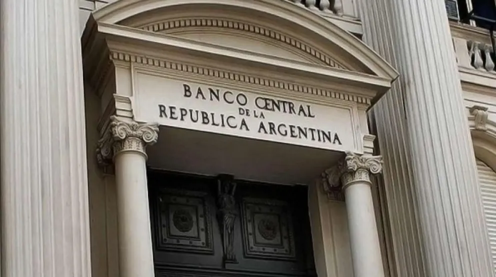 La autoridad monetaria mantiene el camino descendente de los rendimientos en pesos (Reuters)