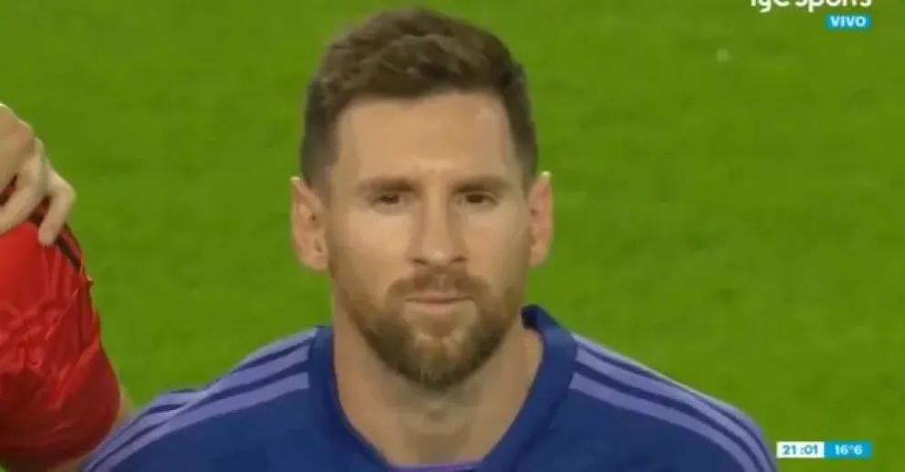 Messi escuchaba el himno, sonrió, y se hizo viral