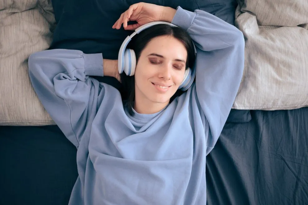 mujer-escuchando-musica-cama