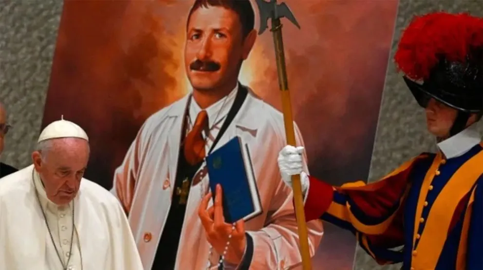 El Papa proclamó santo al enfermero Artémides Zatti.