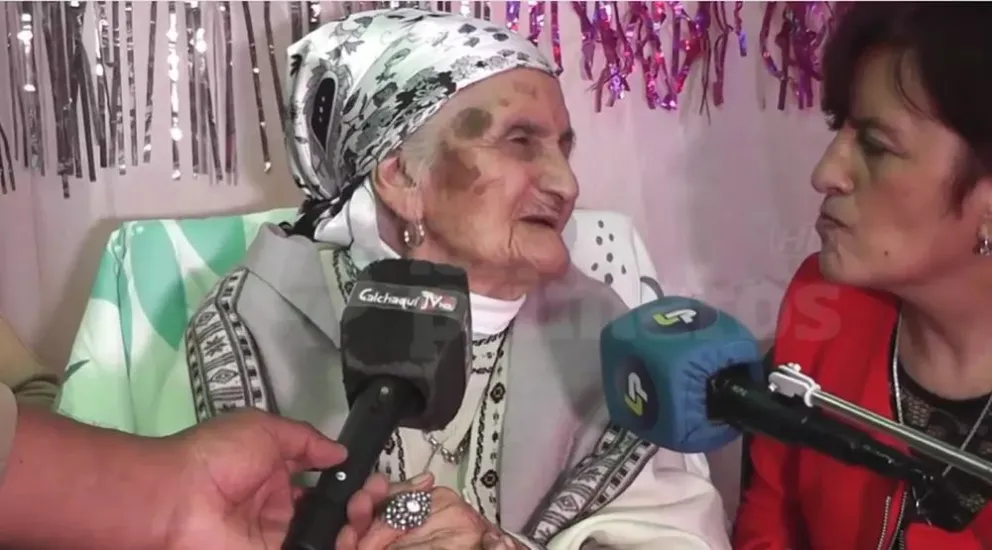 Benita Mamaní cumplió 100 años y lo celebró con toda su familia y vecinos en Tafí del Valle.