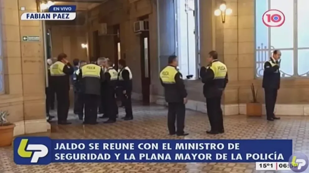La Plana Mayor de la Policía se reúne con el gobernador interino en Casa de Gobierno.