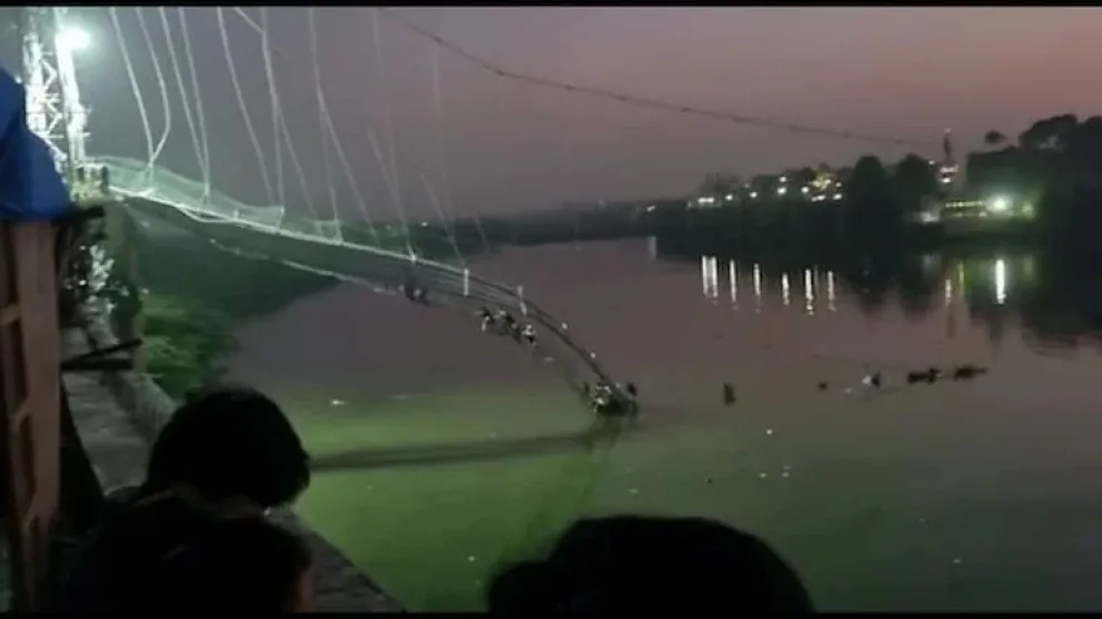 Al menos 40 personas mueren al caer un puente en el oeste de la India