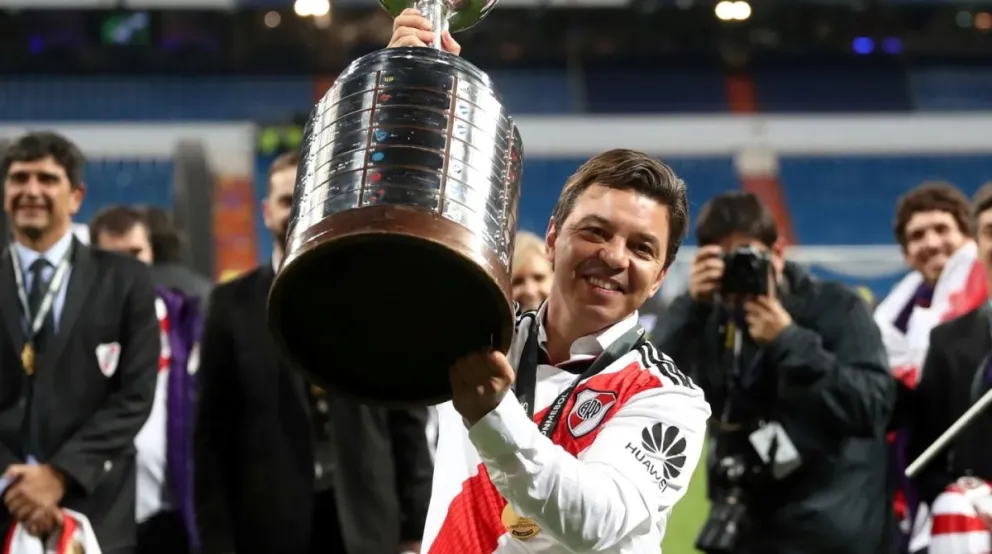 El Muñeco levanta el trofeo de la Copa Libertadores tras ganarle a Boca en 2018. 