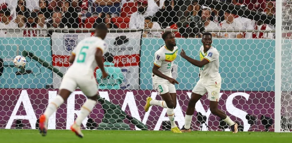 Los jugadores de Senegal festejan el primer gol.