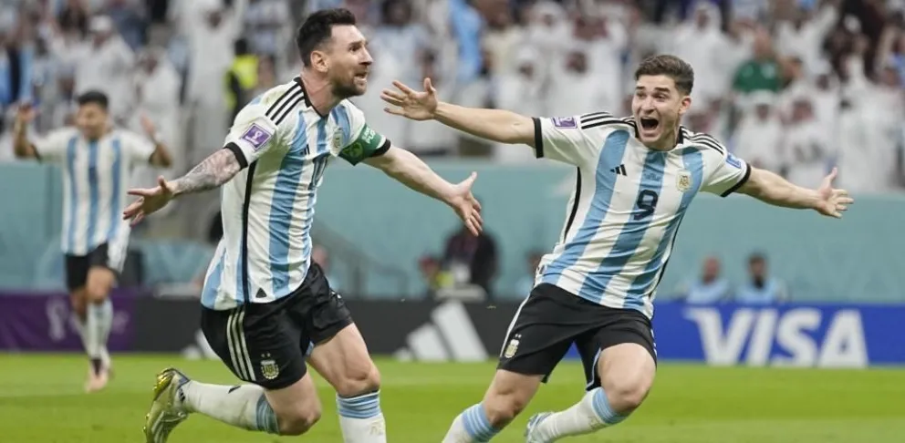 Messi-corre-despues-de-haber-adelantado-a-Argentina-junto-a-Julian-Alvarez-Ariel-Schalit-AP
