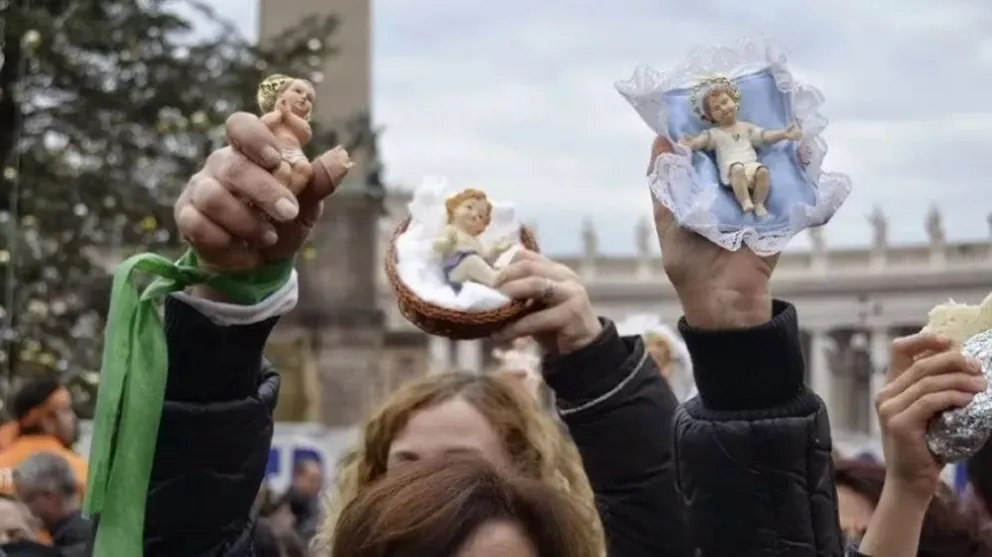Al bendecir las imágenes del Niño Jesús, el Papa pidió por los niños que sufren la guerra de Rusia y Ucrania.