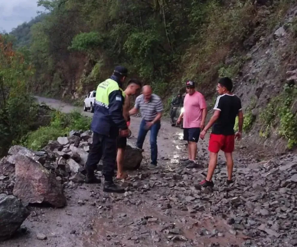 Personal policial y de la Comuna de Escaba lograron retirar las piedras de la Ruta 308.