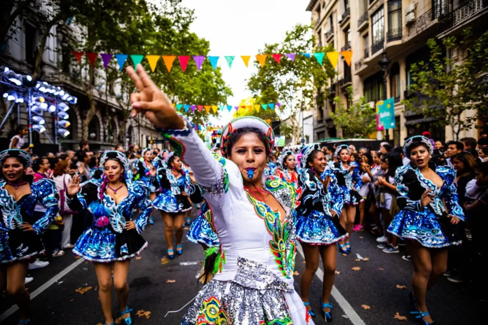 Buenos_Aires_-_Avenida_de_Mayo_-_Carnaval_2019