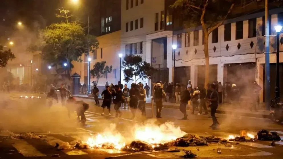 Se acrecienta la crisis política en Perú por las protestas y los enfrentamientos callejeros