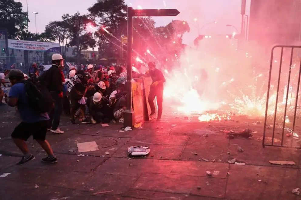 Las manifestaciones escalaron en el Centro de Lima, dejando un muerto.