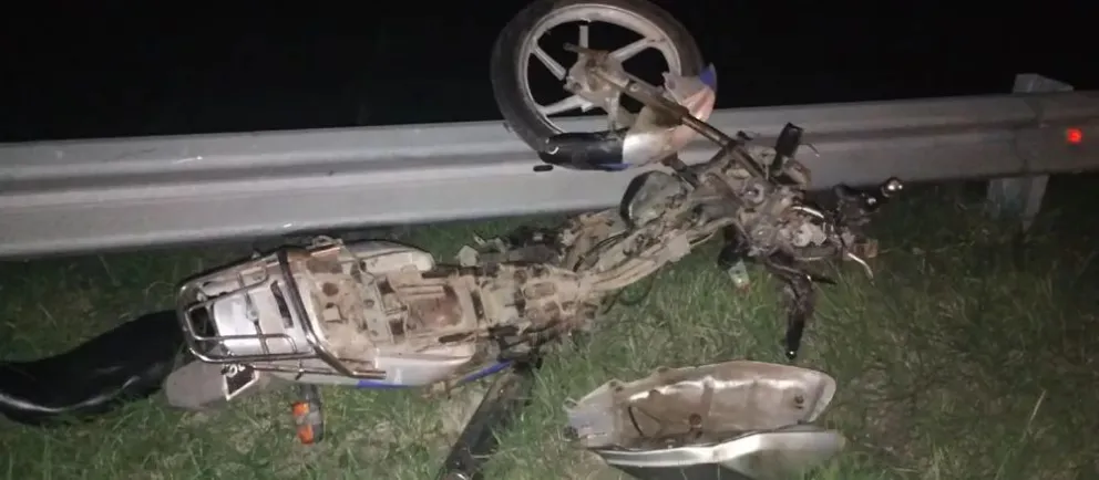 Un camión atropelló a un moticiclista, muriendp en el acto el conductor de 26 años.